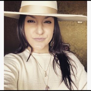 Meet your Posher, Adrienne